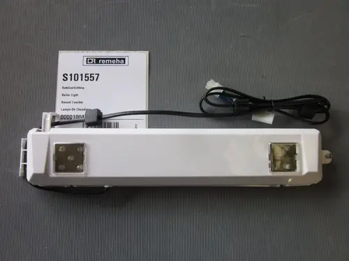 Weißes Lichtmodul von Remeha mit Anschlusskabel, beschriftet mit Artikelnummer und Produktinformationen, auf einem grauen Untergrund.
